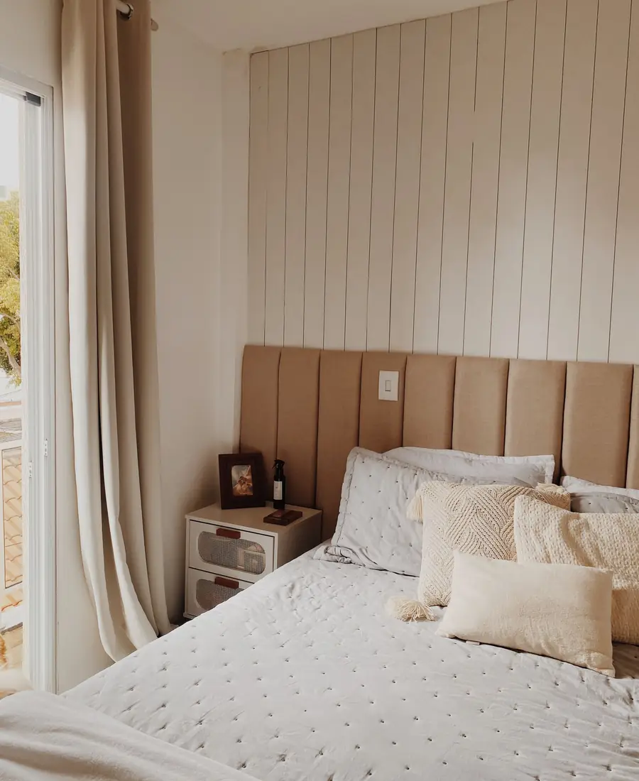 Quarto aconchegante de apartamento de temporada com cama arrumada