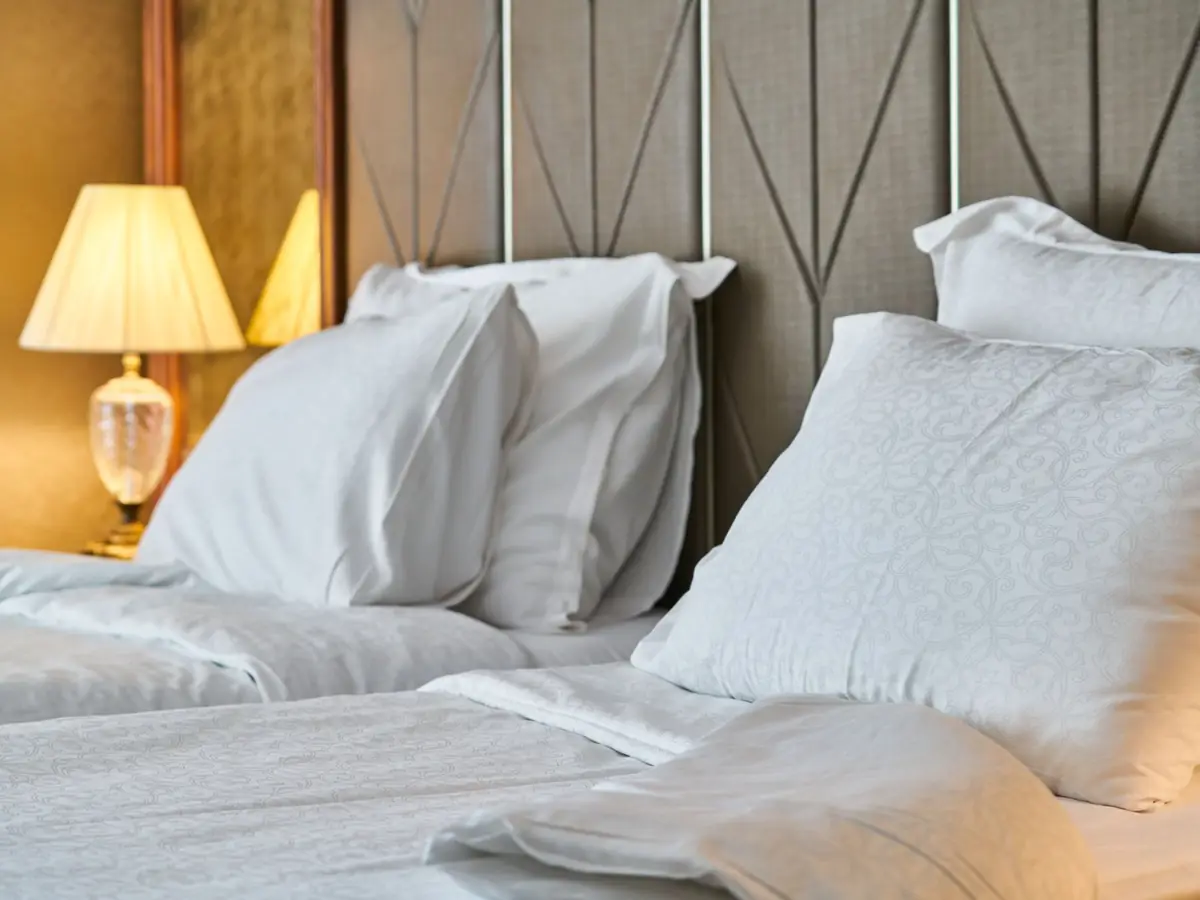 Quarto de hotel com enxoval limpo, macio e arrumado