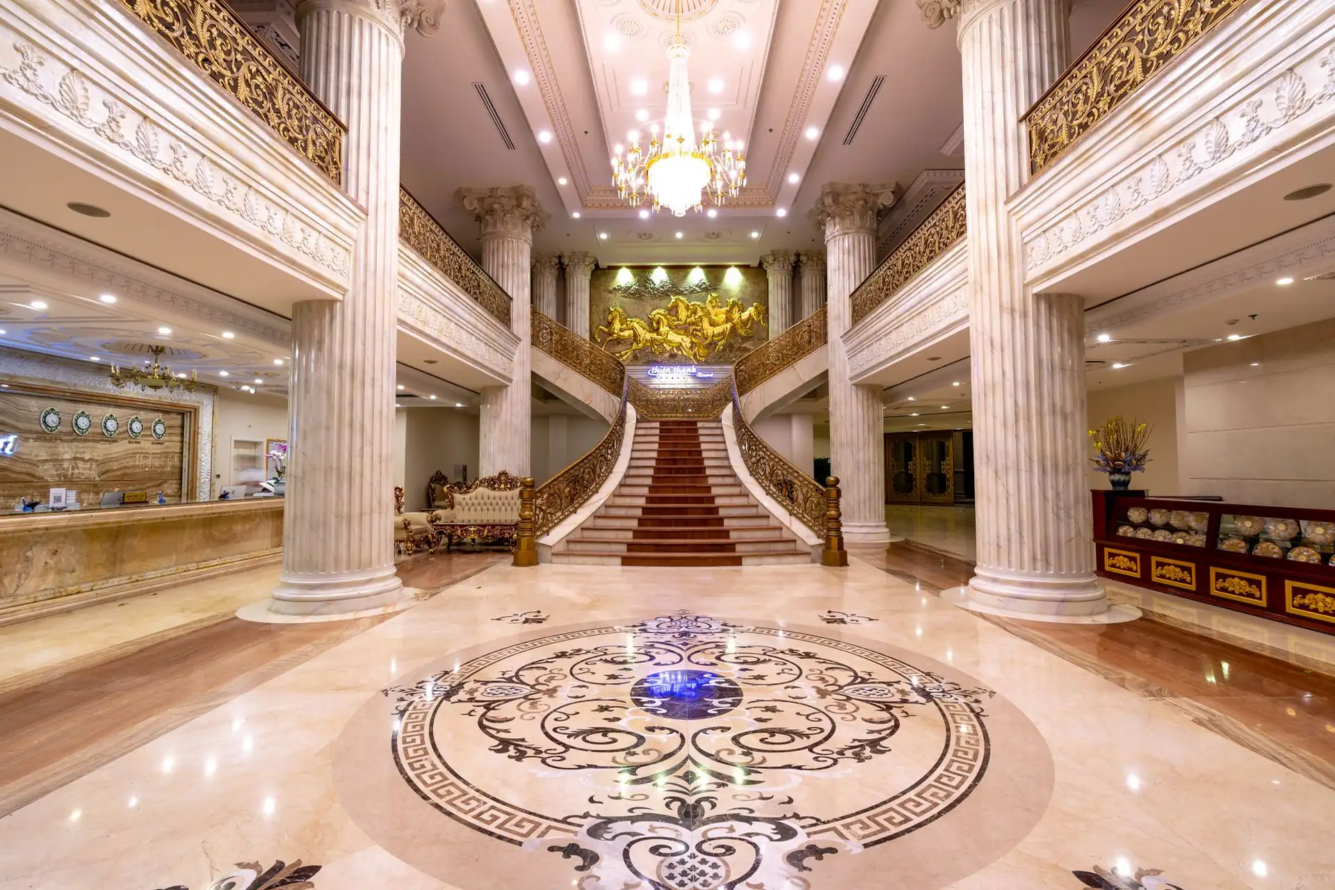 Lobby de hotel de alto padrão atendido pela lavanderia hoteleira da Klarind