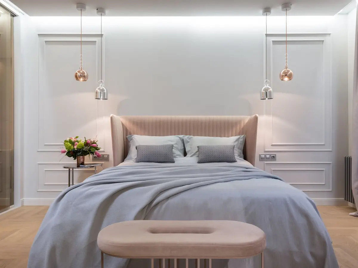 Suíte de hotel com cama arrumada e enxoval branco higienizado
