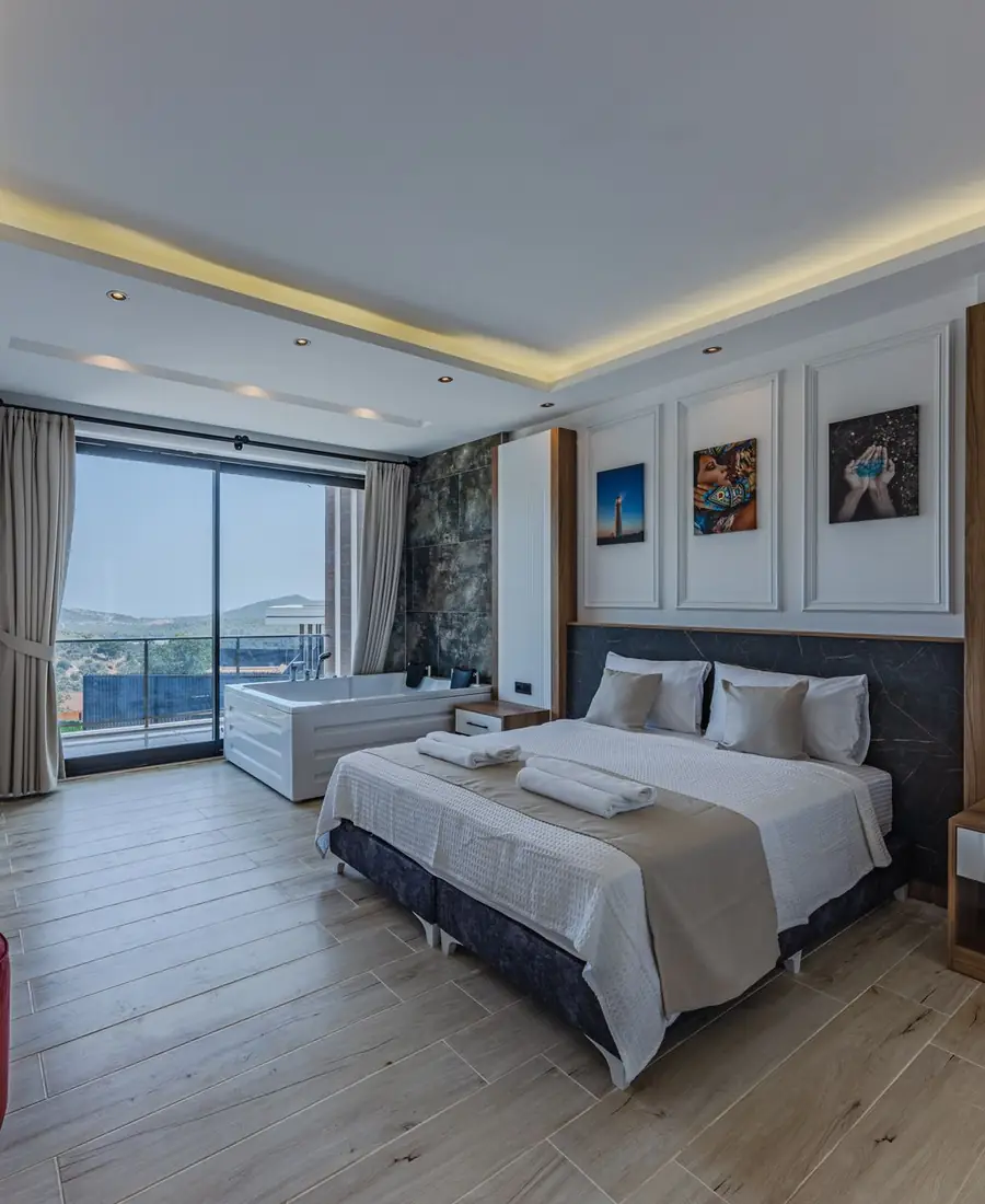 Suíte moderna de motel com cama de casal e toalhas dobradas