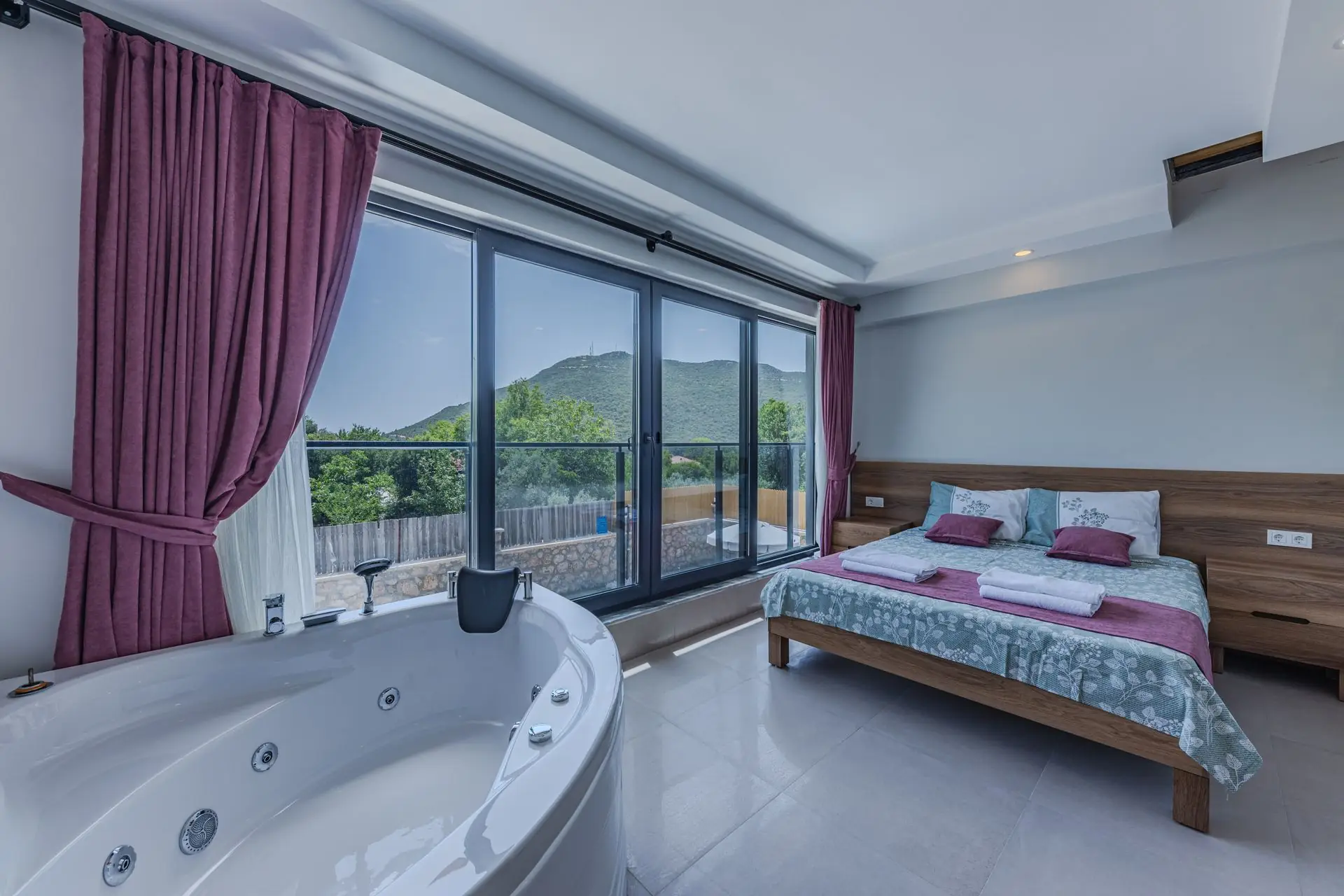 Suíte de motel com hidromassagem, cama de enxoval branco e vista